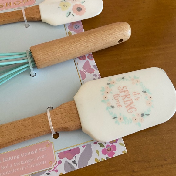 The Bakeshop Whisk Spatulas Spring Light Blue Floral Flowers It’s Spring Time - Picture 2 of 2